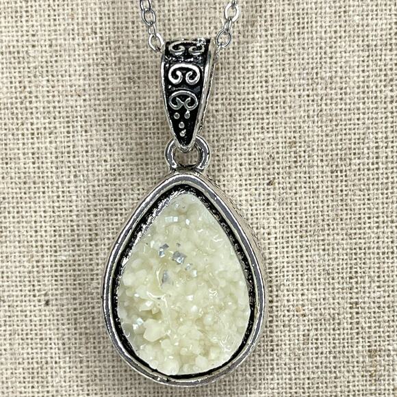Druzy Pendant Necklace Silver Tone and White/ Cream - Untested - Picture 6 of 10